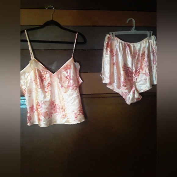 NWOT 2X Secret Treasures Beautiful & Girly Pink Floral Top With Matching Shorts - Picture 1 of 12